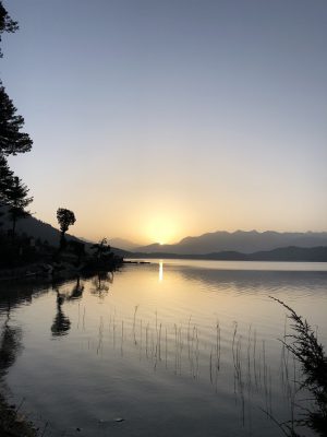 湖に沈む夕日
