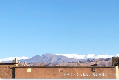 工房テラスから見た、雪が残るムゴン山