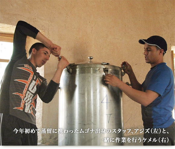 今年初めて蒸留に携わったムゴナ出身のスタッフ、アジズ[左]と、一緒に作業を行うケメル[右]
