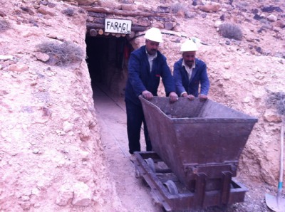 鉱山から運び出されるガスール